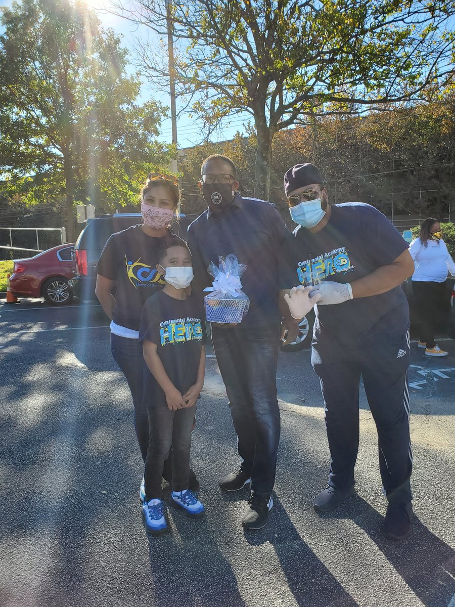HeckstallCAHero's tweet photo. The Centennial Academy PTA under the leadership of Ms Cosby is awesome! They hosted a food truck drive-by with great food and gifts for the teachers and staff. I am absolutely 💯 thankful! #Goodness 
#Superheroes! https://t.co/XYi6yEo99A