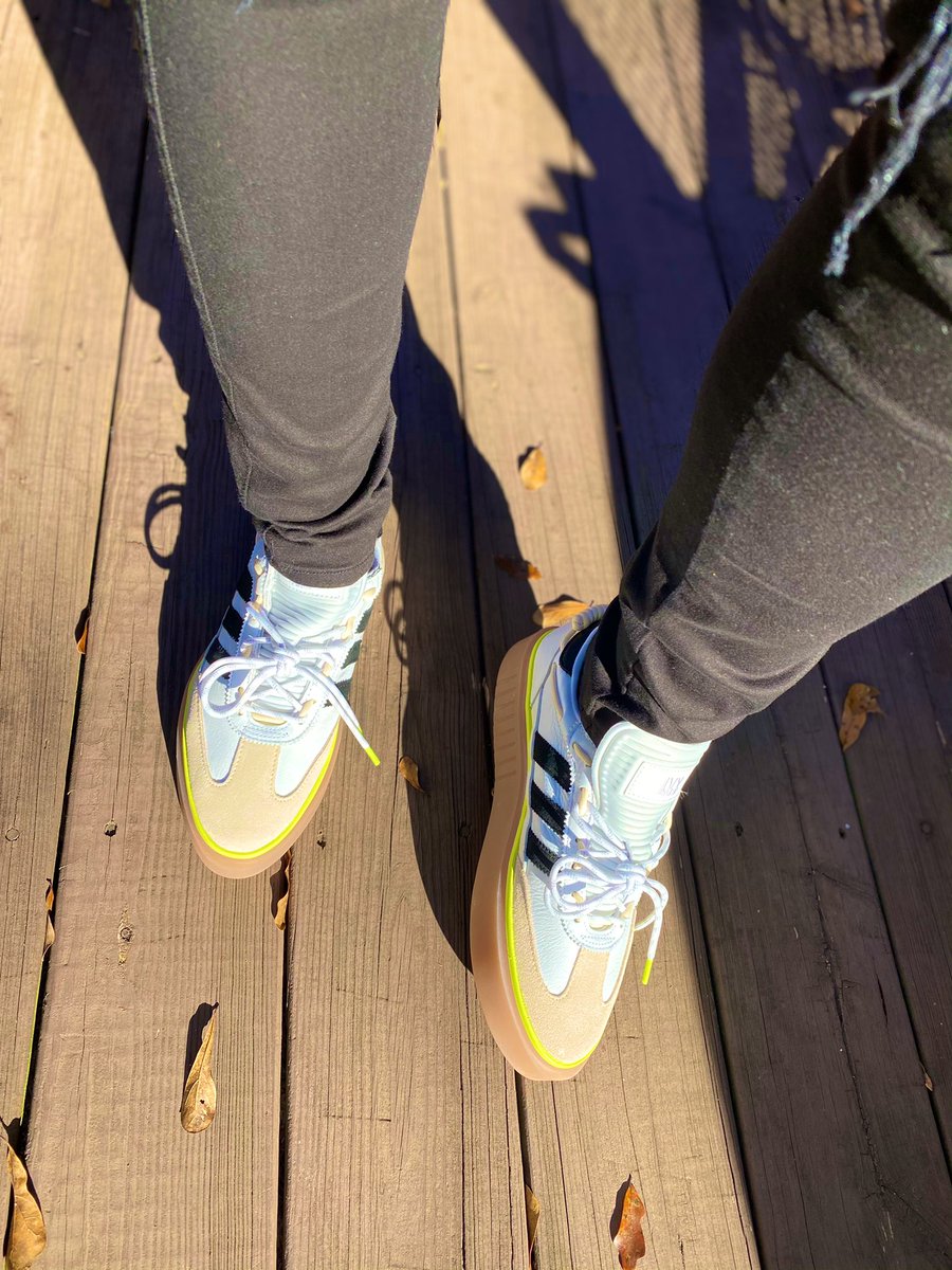 PresLoTalia's tweet photo. Find your park 🐝 Ivy Park
Shoes: Ivy Park Supersleek '72
Link in bio 💕 Flymomfashion
#flymomfashion #sneakerlover #sneakerhead #livethroughfashion #createyourwave #atlfashionblogger #fashionformoms #fashionislove #flymomfashion https://t.co/KZXVyfNs72