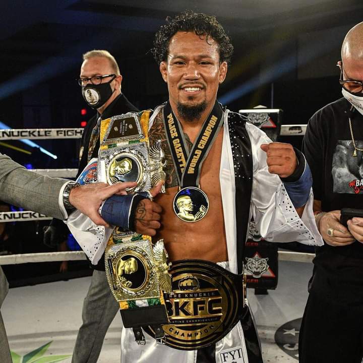 Jvalverdee's tweet photo. Una buena. El peruano Luis Baboon Palomino🇵🇪 sigue siendo campeón de peso ligero de Bare Knuckle Fighting Championship (@bareknucklefc). Anoche venció a Jim Alers en el combate estelar de #BKFC14. https://t.co/NfWtgOjVUw