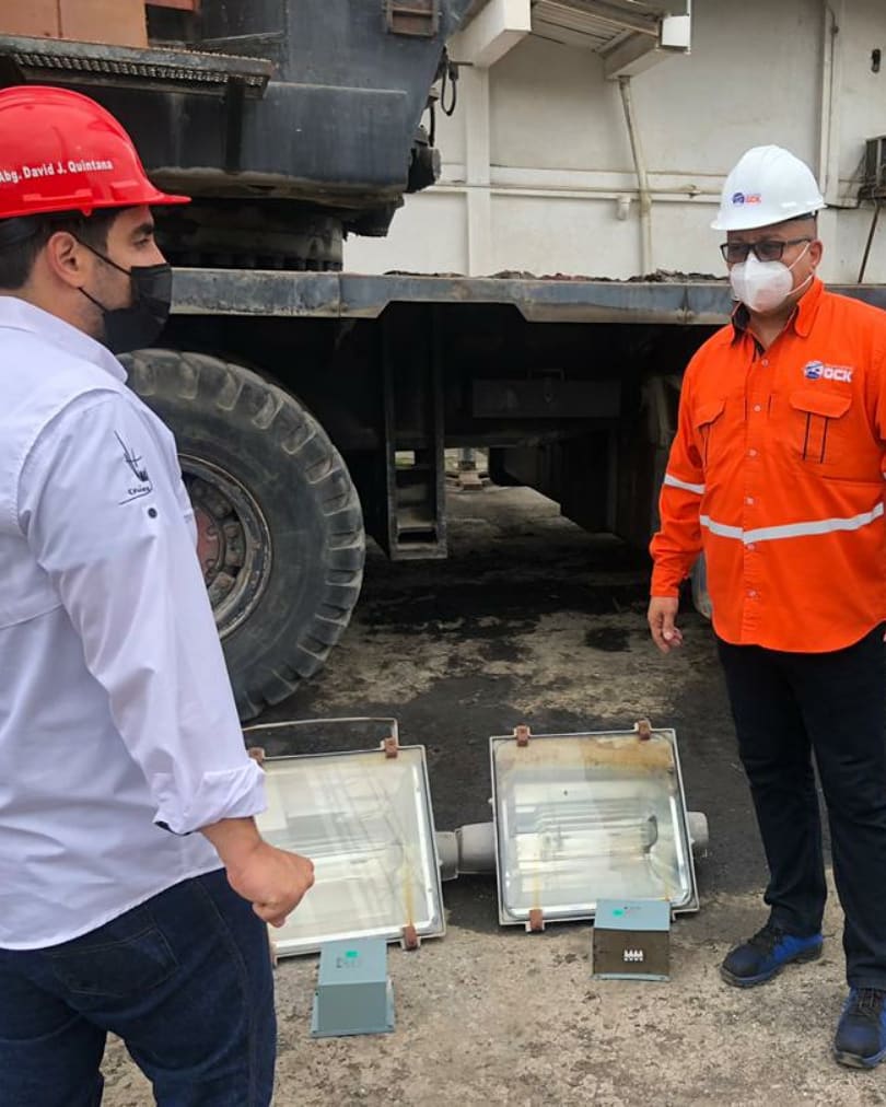 Bolipuertos__ve's tweet photo. #SabíasQué 💡 Continuando con la ejecución del Plan de Recuperación de Espacios Portuarios, en @Puerto_Guanta se realiza la sustitución de luminarias de 9 torres para potenciar las operaciones nocturnas en el terminal marítimo (+FOTOS) #SábadoPortuario #VenezuelaAbiertaAlFuturo https://t.co/9gLvRzJ9aq