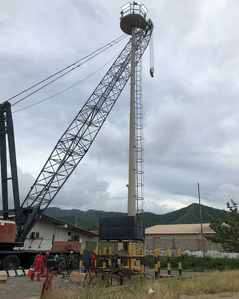 Bolipuertos__ve's tweet photo. #SabíasQué 💡 Continuando con la ejecución del Plan de Recuperación de Espacios Portuarios, en @Puerto_Guanta se realiza la sustitución de luminarias de 9 torres para potenciar las operaciones nocturnas en el terminal marítimo (+FOTOS) #SábadoPortuario #VenezuelaAbiertaAlFuturo https://t.co/9gLvRzJ9aq