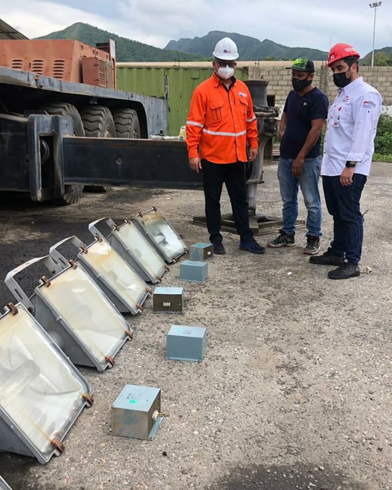 Bolipuertos__ve's tweet photo. #SabíasQué 💡 Continuando con la ejecución del Plan de Recuperación de Espacios Portuarios, en @Puerto_Guanta se realiza la sustitución de luminarias de 9 torres para potenciar las operaciones nocturnas en el terminal marítimo (+FOTOS) #SábadoPortuario #VenezuelaAbiertaAlFuturo https://t.co/9gLvRzJ9aq