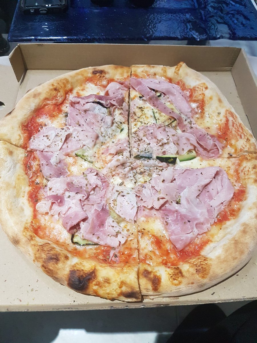 weberganxet's tweet photo. Q no podem anar a sopar al @malavitareus1 ?. Cap problema, portem el @malavitareus1 a casa!!!. Tot boníssim amb una bona birra Poretti. https://t.co/w7wpGoURCt