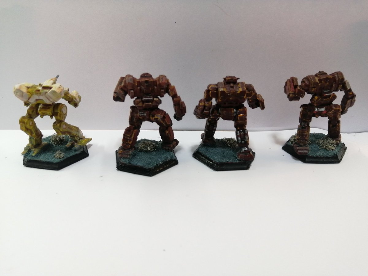 LineartBob's tweet photo. Tonight's #battletech painting involved something large... https://t.co/0LvnKxSjRV