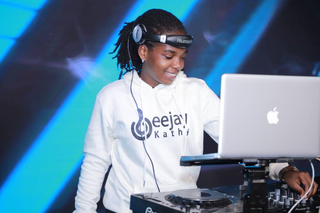 deejaykathyfans's tweet image. #SupportingTheUgandanMusic ❤️

#NowPlaying is #DoDat by @JohnBlaqMusic 

@deejaykathy256 on the decks right now on #NBSSNL 🔥

#DjKathyUg to the world 🌎