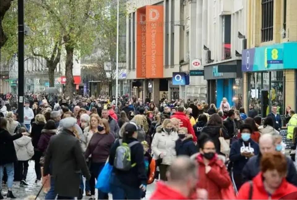 BridgendSt's tweet image. Queen St, Cardiff today (and this pic doesn’t include the crowds socialising INSIDE pubs &amp;amp; eateries and hurtling around INSIDE the shops). @fmwales please trust us football clubs to get back playing OUTDOORS without these silly restrictive numbers. All we want is fairness.