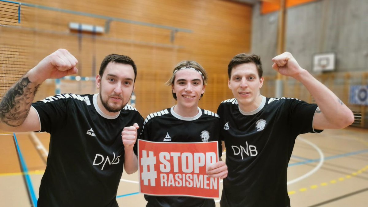 sjarmtrollan's tweet photo. 3 poeng i serieåpningen! Vi vinner 3-2 over @FredrikshaldP etter en jevn og innholdsrik futsalkamp. Milos, Lind og Uros stod for dagens scoringer! Vi takker Fredrikshald for kampen og retter fokuset på morgendagens kamp mot @Sfjordfutsal. #stopracism https://t.co/RNlo9k8jKR