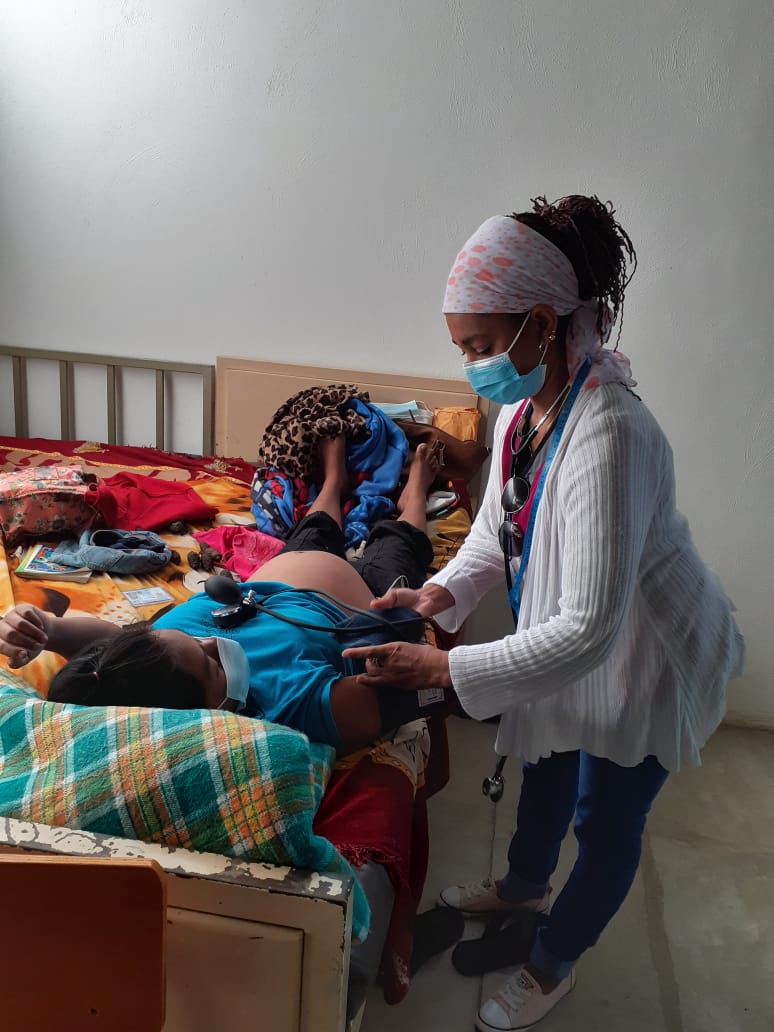 Lic. Yamile labrada, Dra Yanisleidy Acuña y Lic. Marlene Lahera de la Brigada Médica Cubana de Coban, ejemplos de sacrificio, entrega y compromiso con la salud del pueblo guatemalteco. Brindan servicios en los albergues de los damnificados en San Pedro Carcha. #FuerzaGuate