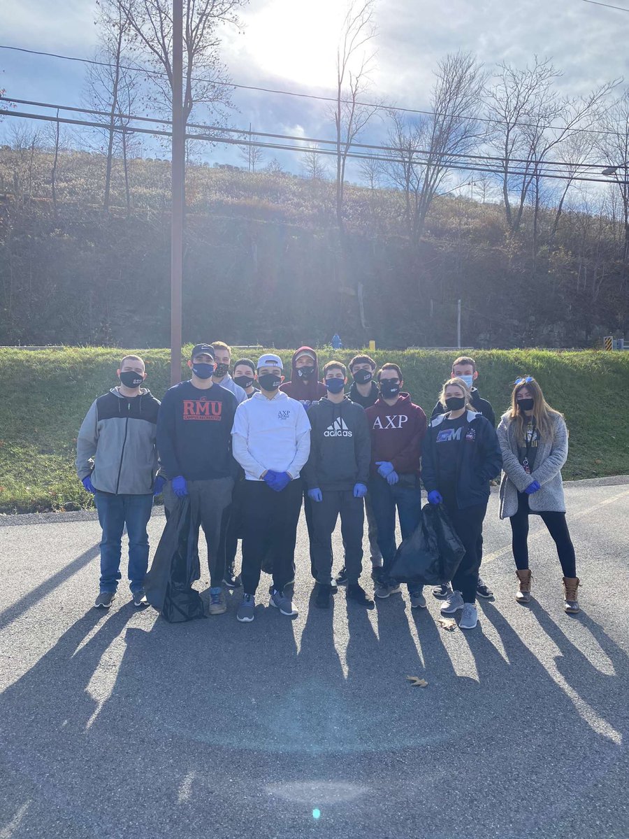 AXPCrowsRMU's tweet image. The Brothers and Sweethearts spent the morning cleaning up trash on the side of University Blvd.
