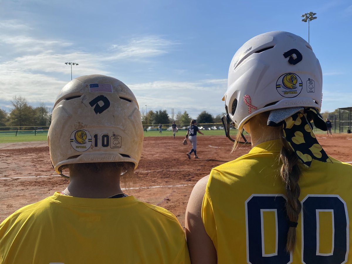 Michaela_2023's tweet photo. You know just Bearcat commits playing softball! @akins_kamryn https://t.co/uzKjEukIKa