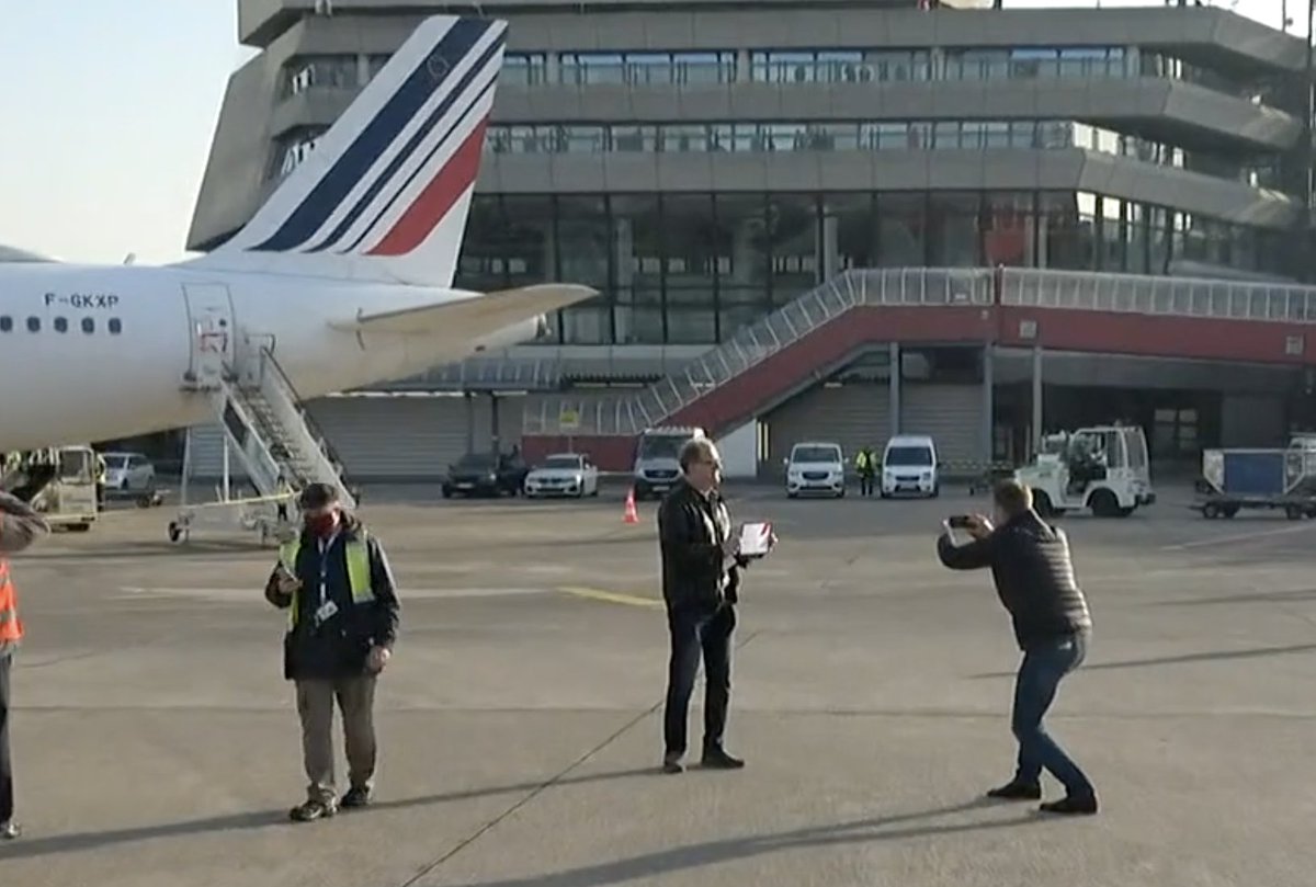 flugexperte's tweet photo. @planemaniatv Der Luftfahrtjournalist Andreas Spaeth ist beim Flug AF1235 auch dabei und hat ein "Certificat de Vol" bekommen. Unterschrieben vom Flugkapitän Christophe Ruch. https://t.co/3ruhsVLVqC