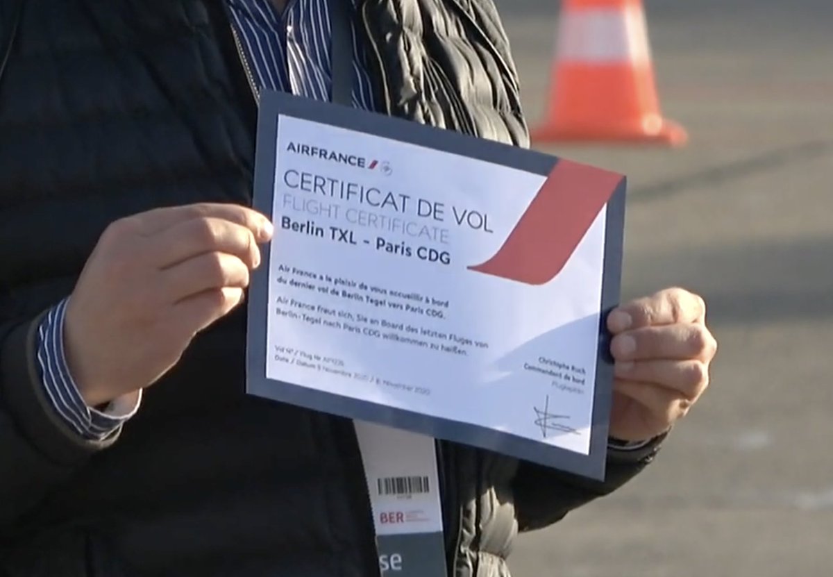 flugexperte's tweet photo. @planemaniatv Der Luftfahrtjournalist Andreas Spaeth ist beim Flug AF1235 auch dabei und hat ein "Certificat de Vol" bekommen. Unterschrieben vom Flugkapitän Christophe Ruch. https://t.co/3ruhsVLVqC