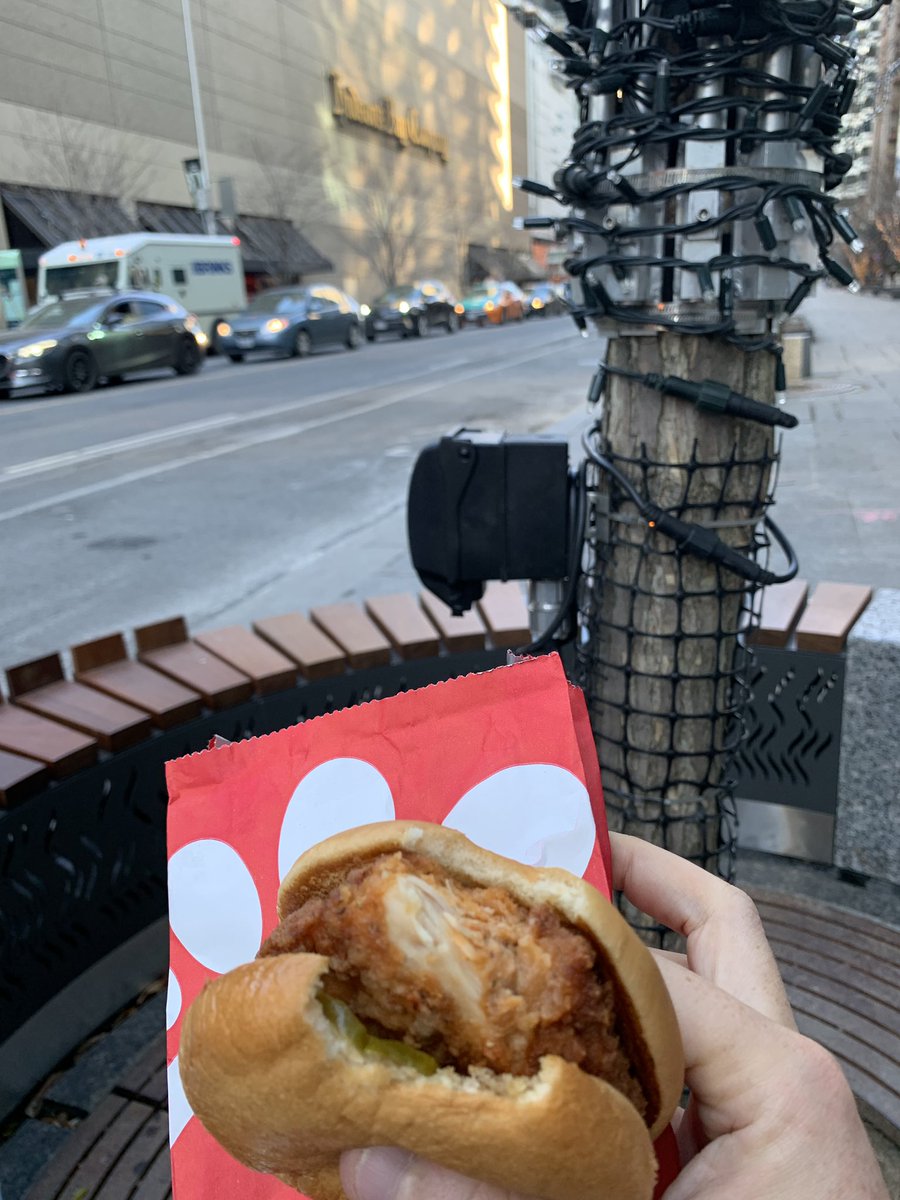 SavelSells's tweet image. #sitTO #eatTO #CafeTO #chikTO