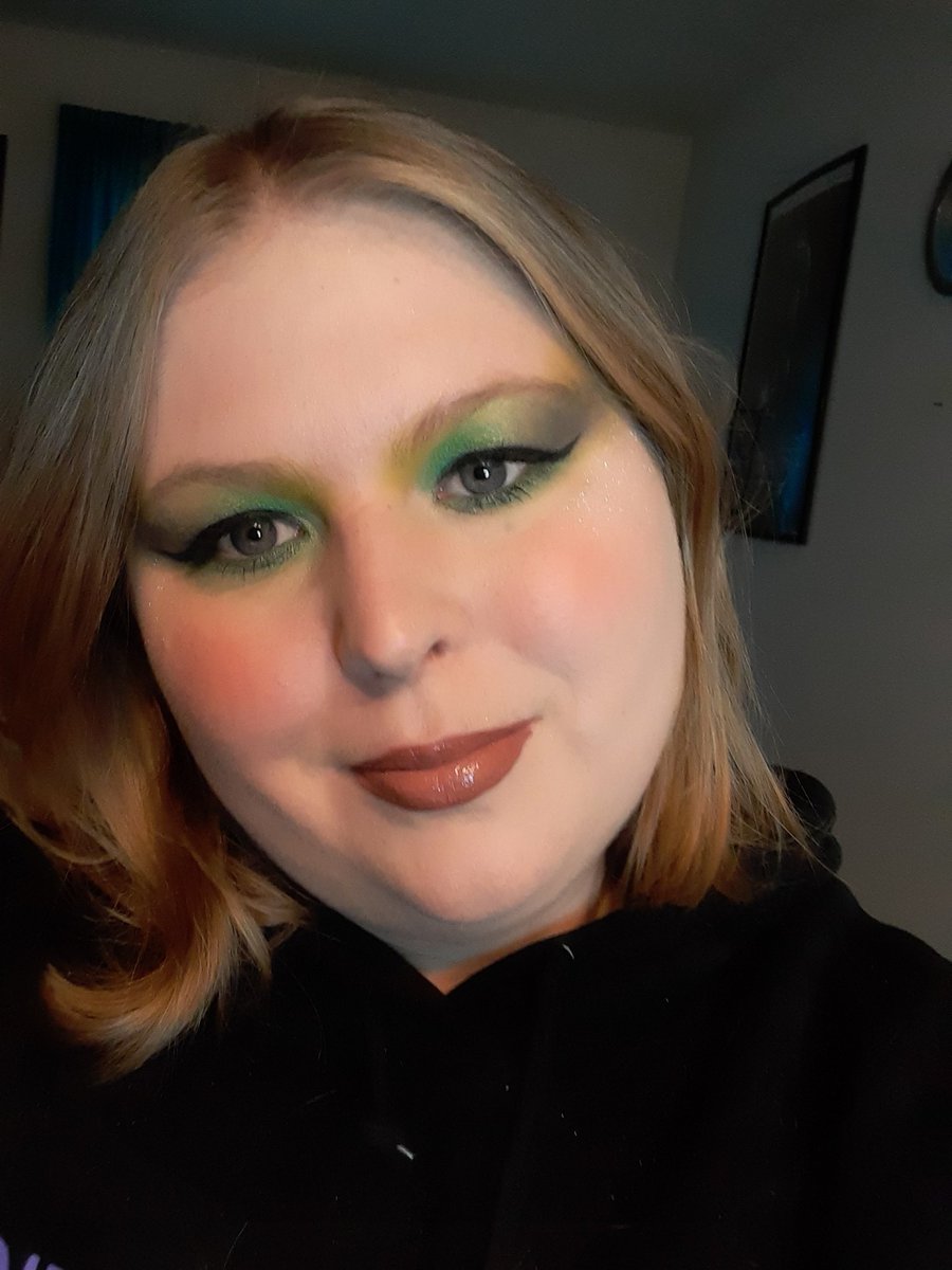 Bri8699's tweet photo. My #BloodMoney inspired look @JeffreeStar #alienpallet #conspiracycollection #conspiracypallet #singleshadow #putitback #velourliquidlipstick #leo #cantrelate #thegloss #diamondjuice #extremefrost #gagme @Eyeko #blackmagicmascara @MorpheBrushes #liquideyeliner https://t.co/9lrE6QrqYO