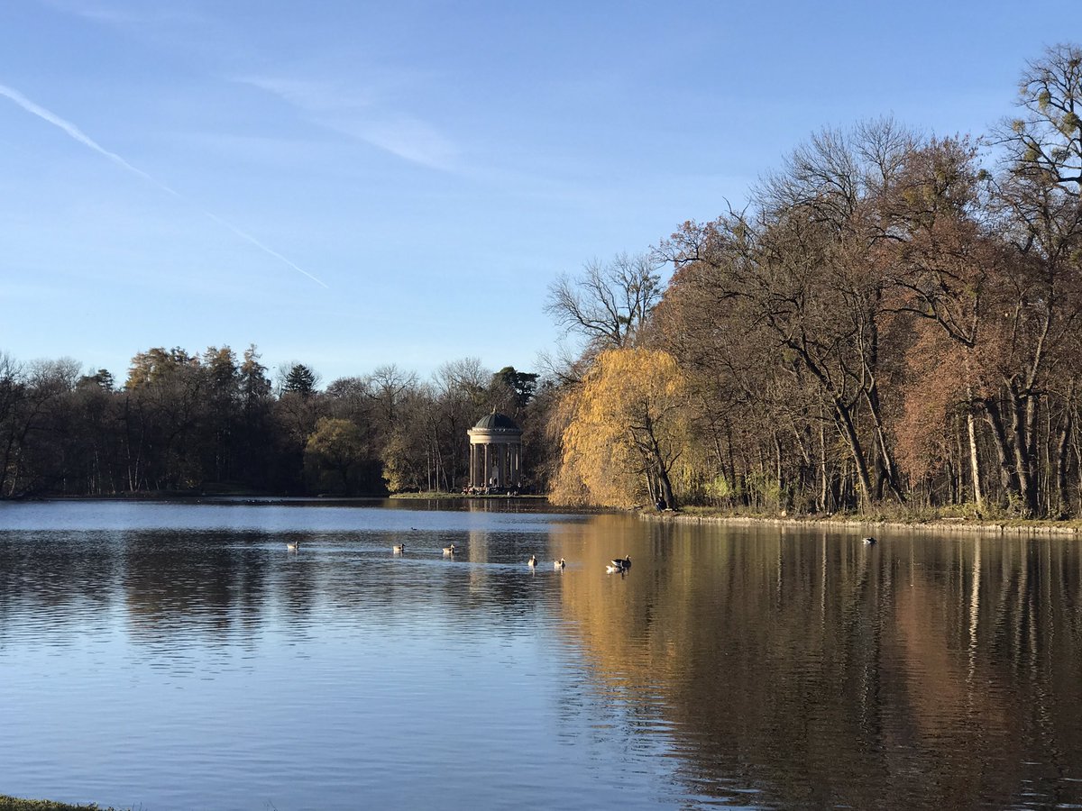 BitteMeer's tweet photo. A sunny November Day im Nymphenburger Schlosspark ☀️ so ist der Herbst toll! https://t.co/tTqlF4zetM