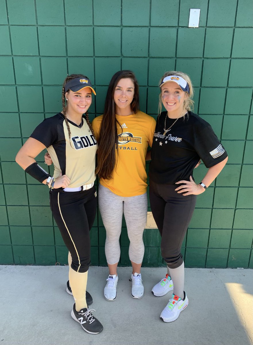 TrinityWhitfi11's tweet photo. @hurdlehenderson @nicki_levering @Madison_K_Ragan @_GSWSoftball  my fav girls!!!💙💛 https://t.co/ZFVqjX32v4