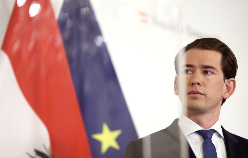 ReutersLatam's tweet photo. El canciller de Austria confirma que el confinamiento nacional comenzará el martes https://t.co/HQb5zjNiS0 https://t.co/NDJQEfa0A8