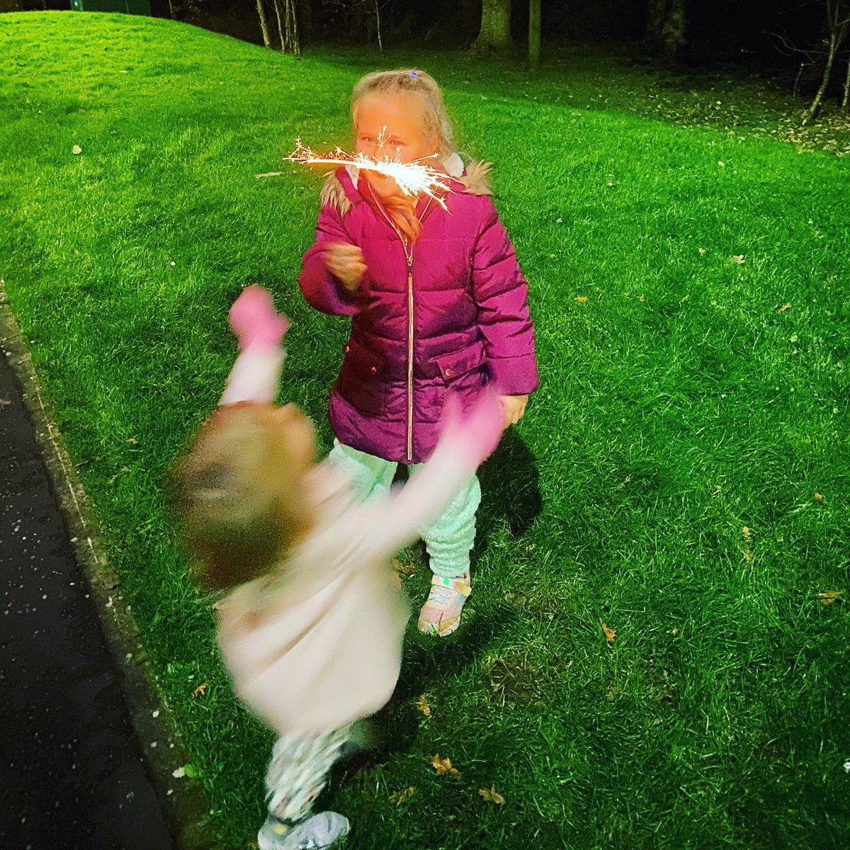 LauraMc1987's tweet photo. * LEAVE A LITTLE SPARKLE WHEREVER YOU GO *
โข
โข
โข
#sparklers #sisters #lylahgil #lylahbean #isabellakgil #lylahbear #bellabear #weeknightfun #latergram #lovethem #mygirls ๐ฅ๐ https://t.co/86vo9cXlGK