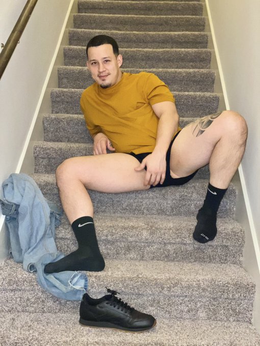 2 pic. As soon as I get home, pants off ? https://t.co/sM6XJ9eyxq