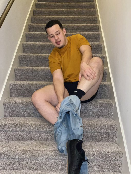 1 pic. As soon as I get home, pants off ? https://t.co/sM6XJ9eyxq