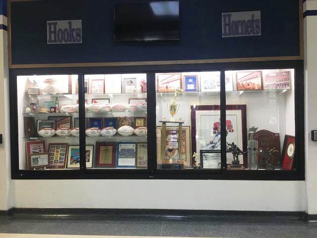RealBillySims's tweet photo. This is a display my high school @HooksISD recently made & dedicated to me. Very humbling seeing my memorabilia in their school lobby. Much appreciation to the Hornets & Ag teacher, Kassie Ketcham Loe for sending this to me! @Hooks_Hornets #HooksTX #billysims #heisman https://t.co/ltpC9xwpg3