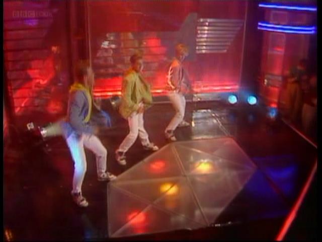 TelevisionVault's tweet image. I'm guessing there was a sale on white trousers at Burton's recently...! 👖👖 #BigFun #HandfulOfPromises 🤚 #TOTP #TOTP1990