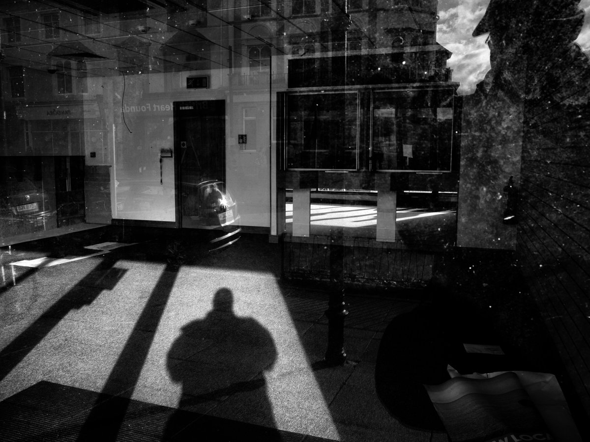 Sven804's tweet photo. Llandudno Today
#blackandwhite #monochrome #black #white #light #dark #shadows #reflections #noir #filmnoir #cinematic #cinematicstill #noirwales #withinwithout #lacuna #mood #atmosphere #fleetingmoments #fragments #traces #interiors #frame #composition #angles #RicohGRIII https://t.co/4I2Bp5bAci