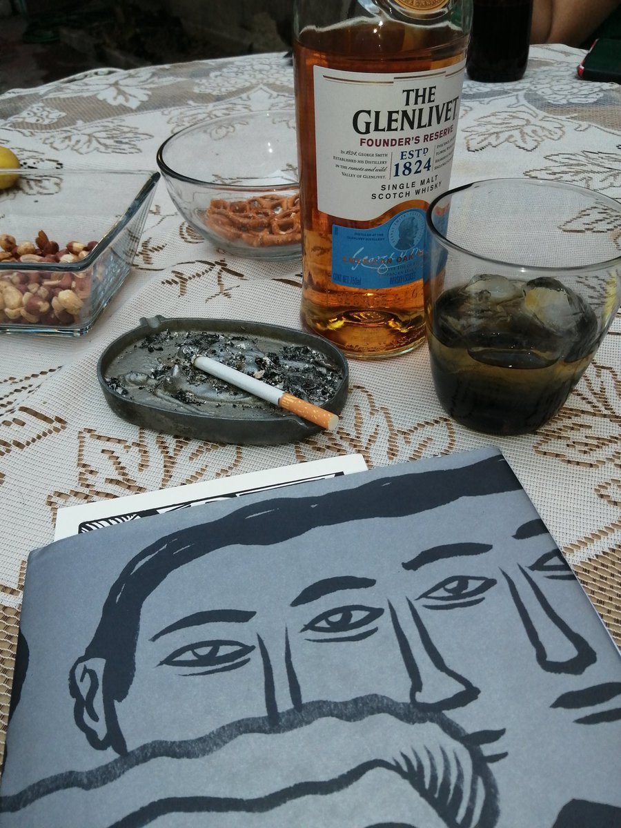 CiudadanoPerron's tweet photo. Después de una #SemanaAgobiante, aquí relajándome al lado de una gran mujer, muy buen whisky y terminando de leer un muy buen libro de @artemiorguez #ArtemioRodriguez de @LibrosyAcapulco #EdicionesAcapulco. https://t.co/O2wQqS6jgu