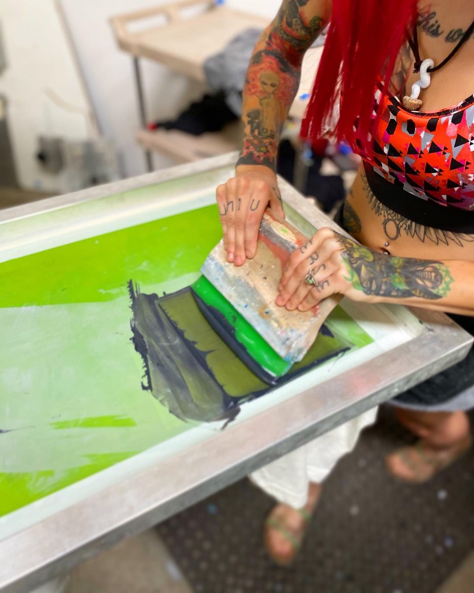 PrintPosse's tweet photo. Our Screenprinter working on some work shirts for our buddy’s automotive shop! 💪
Plastisol ink on Next Lebel tees 

#silkscreen #screenprint https://t.co/eMuoxvIq6l
