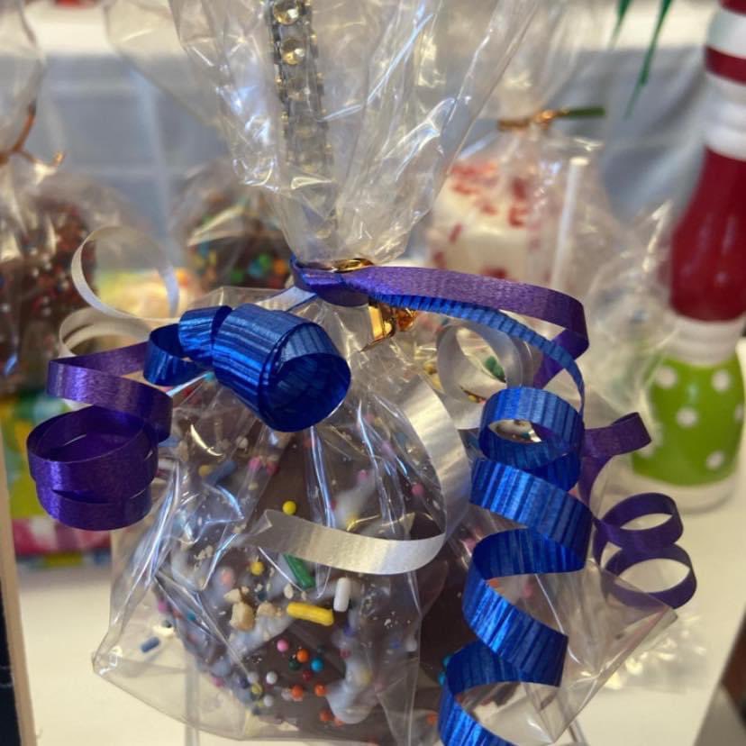 FacesSemo's tweet image. Chocolate covered apples from @cornerstore439 ❤️ #shoplocal  #thecornerstore  #capegirardeau