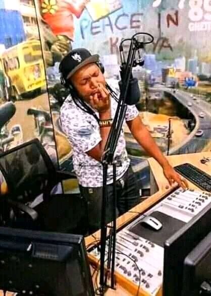 CaptainMerly's tweet photo. #ReggaeBling
@GhettoRadio895 
@DjBlingGhetto 
#happybirthdaydjbling 
TAKE IT EAZY MI DJ 🔔🔔🔔🔔🔔🔔🔔🔔🔔🔔🔥🔥🔥🔥🔥🔥🔥🔥 https://t.co/vgzv3qtqM1