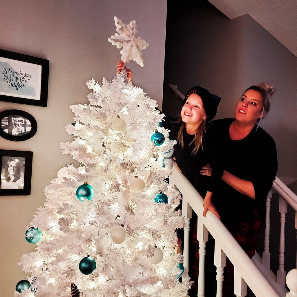 BrePeaBlog's tweet image. This happened today 🎄 Because we all need as much Christmas joy this year as possible ❤ Anyone else putting the tree up extra early this year?

#christmasdecorating #christmasdecoration #christmascheer #christmas2020 #whitechristmastree #flockedtree