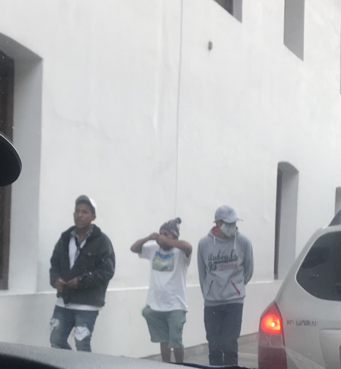maguitocando's tweet photo. Que triste ver a nuestra ciudad sometida por la inseguridad, hoy subía con mi familia x la Bolivar (San Blas) mientras 3 sujetos caminaban tranquilos drogandose, donde está la ⁦@POLICIA101AZUAY⁩ ⁦⁦@PolmunicipalGC⁩ ? ⁦⁦@tomebamba⁩ https://t.co/LGsMIxmA6r