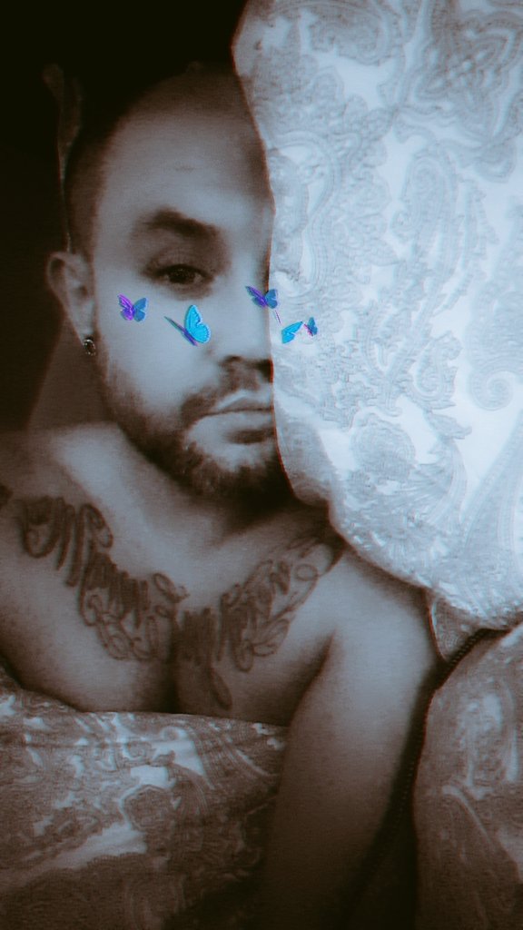 RosscoFromMosco's tweet photo. Rock n Roll Saturday night. In bed. https://t.co/ZeO4REr2IW
