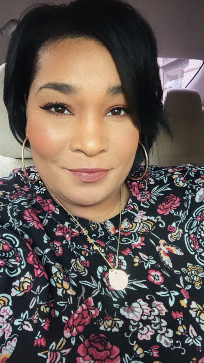 KPFUSION's tweet image. Eeeeeevery once in a while I can get my liner fierce AF without going Amy Winehouse with it. My makeup lovers know what I’m talkin about, lol. Using @kvdveganbeauty’s tattoo liner. The felt tip is 🙌🏼 #makeupchronicles #cateyemakeup #memphisblogger  #kvdveganbeauty