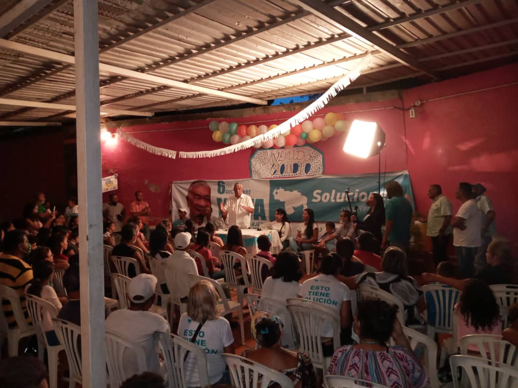 claudioefermin's tweet photo. Vamos a legislar para convertir los sueños del pueblo en las reglas de juego del país. Desde el sector La Manga de Tinaco, en #Cojedes, reafirmando nuestro compromiso de promover el entendimiento y de llevar la voz de las comunidades a la Asamblea Nacional #AquíEstáLaSolución https://t.co/ednQRv9IWZ