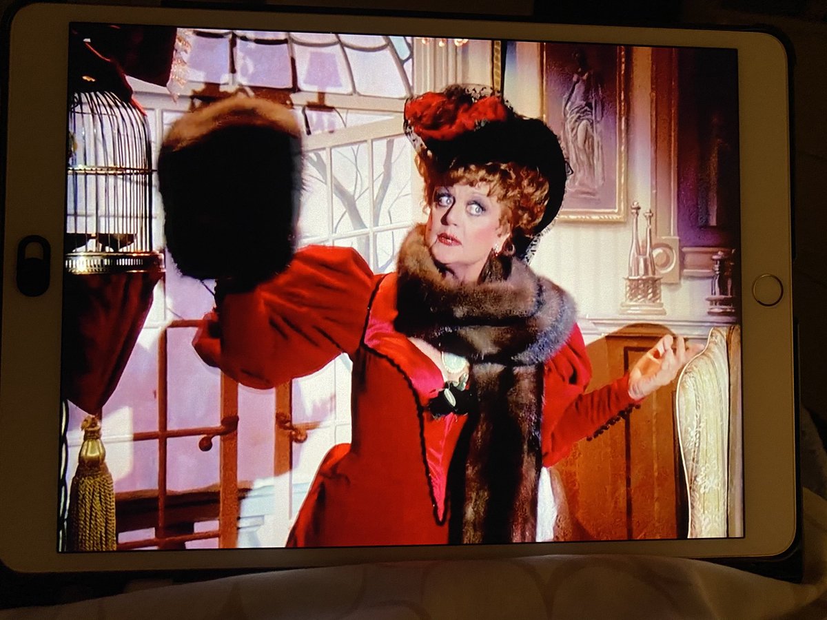 Tonight’s episode (S2E5) didn’t feature a guest star...but do 2 Angela Lansburys count? In this “London-set” ep, Jessica comes the aid of her British vaudeville singer cousin Emma. A delight of an episode (clearly shot in a Californian backlot, unconvincingly doubling for London)