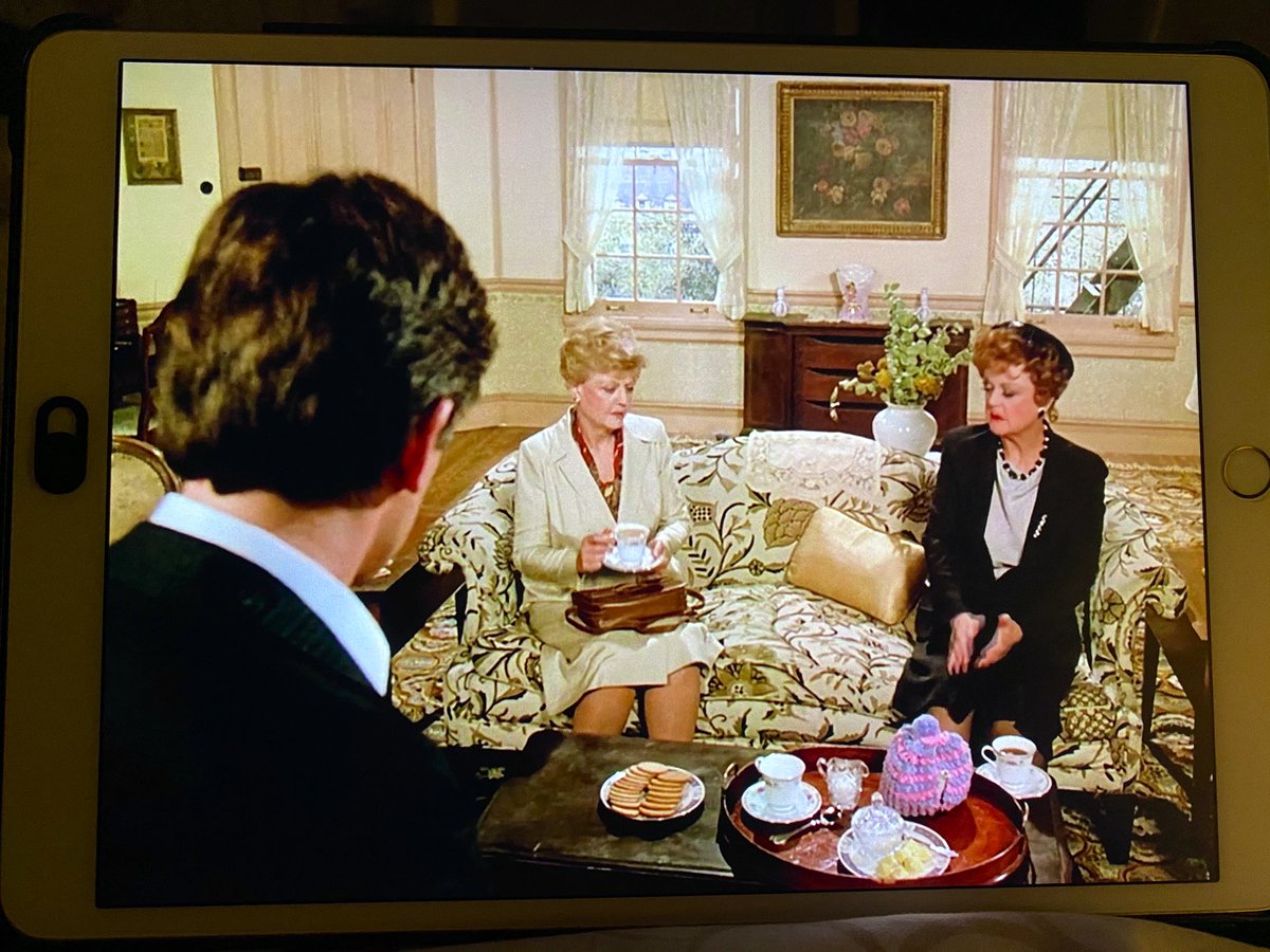 Tonight’s episode (S2E5) didn’t feature a guest star...but do 2 Angela Lansburys count? In this “London-set” ep, Jessica comes the aid of her British vaudeville singer cousin Emma. A delight of an episode (clearly shot in a Californian backlot, unconvincingly doubling for London)