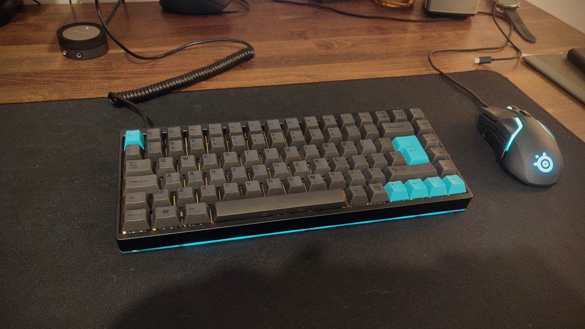 Fearian's tweet photo. Crappy final phone photos~

I couldn't resist putting on my Carbon Black #OriginativeCo set even though it's missing some ISO keys - just because it feels so amazing.

I am blown away by how well this board feels. It absolutely hit the mark on what I was after! https://t.co/aR2Az5zHnx