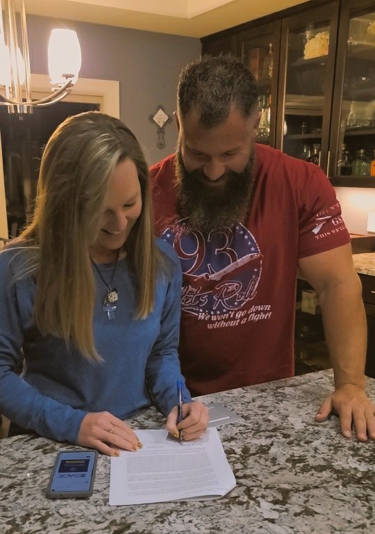 ACBrueggeman's tweet photo. It's time to officially celebrate a huge step! I signed my first book contract with @CorwinPress! The next year is going to be a fun one. Believe in making a difference! #SCMentoring #beliefsmatter #beginningteachers #thankyoumentors #gotitfrommymom @elizaberickson https://t.co/A71aA3OJAF