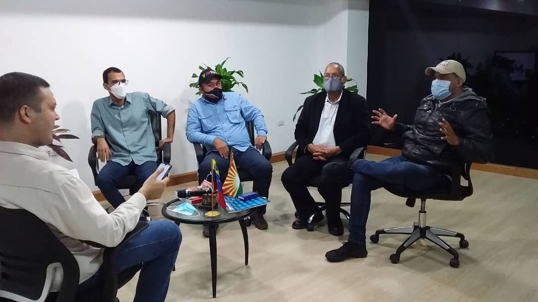 verdad_jorge's tweet photo. ¡Estamos al aire!
Con los candidatos del Gran Polo Patriótico Simón Bolívar Saul Osio @sosio45 Elvis Méndez @ElvisMRibas  y por el Partido Soluciones Toño Rivero, Ronny Diaz @RonnyDiazspv @SPVLARA

#LaVerdadconJorgeCordero #debatepolitico #opiniónpolitica #TiempoDeElegir https://t.co/6uhIXvl79g