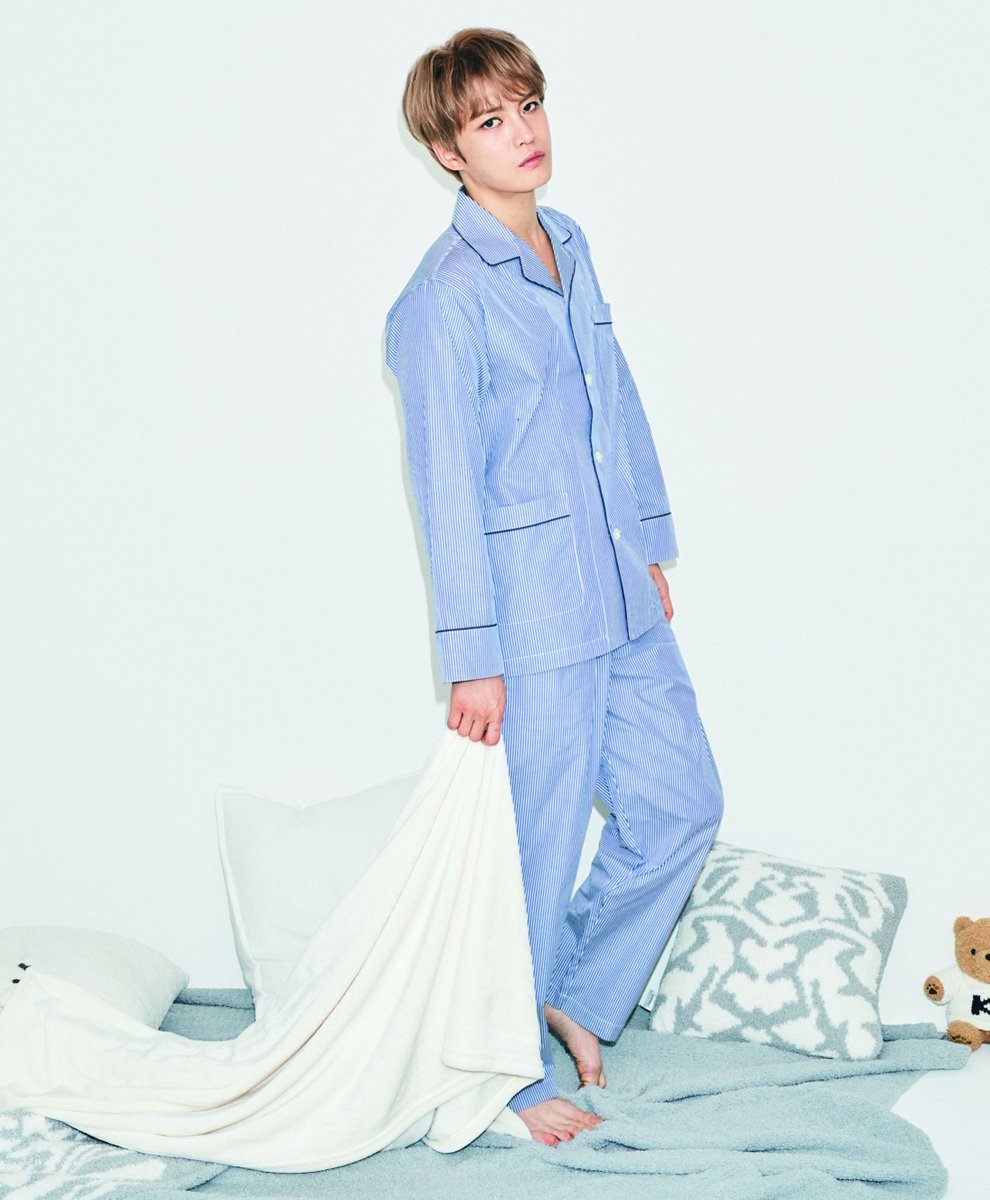 131107 JYJ Naver LINE"Wanna see my foot? Here you go!"