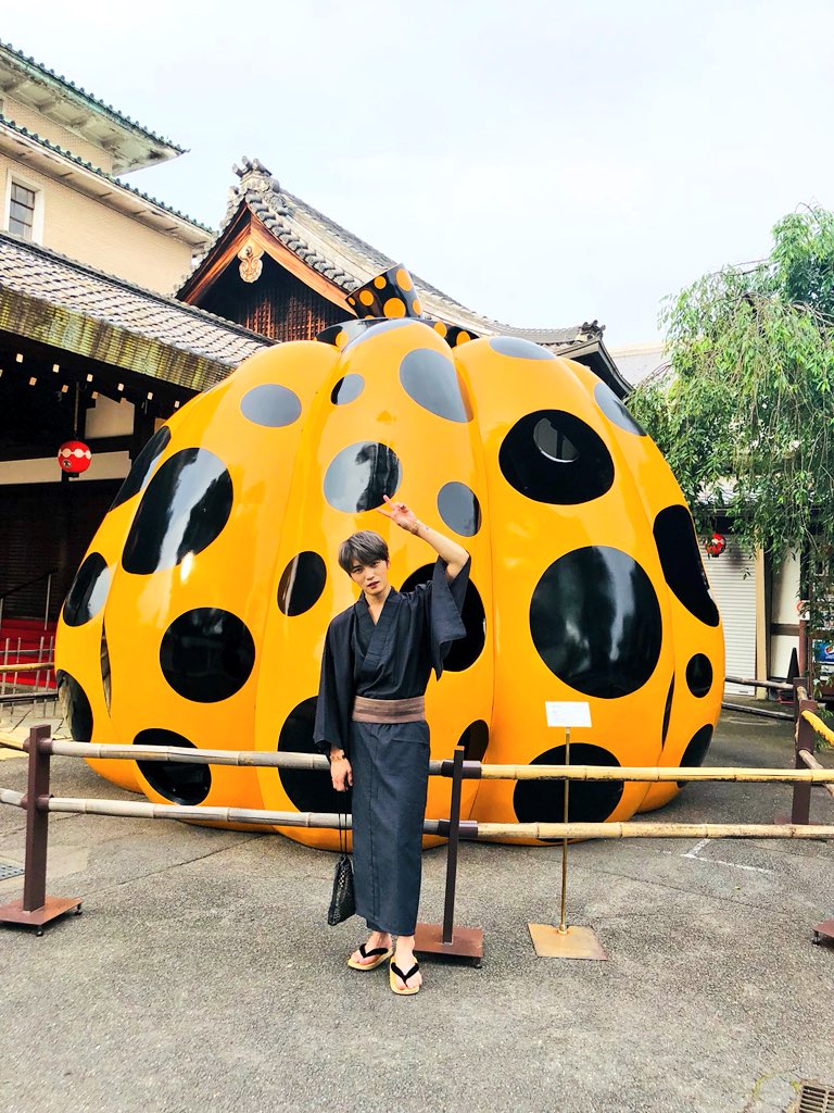 131107 JYJ Naver LINE"Wanna see my foot? Here you go!"