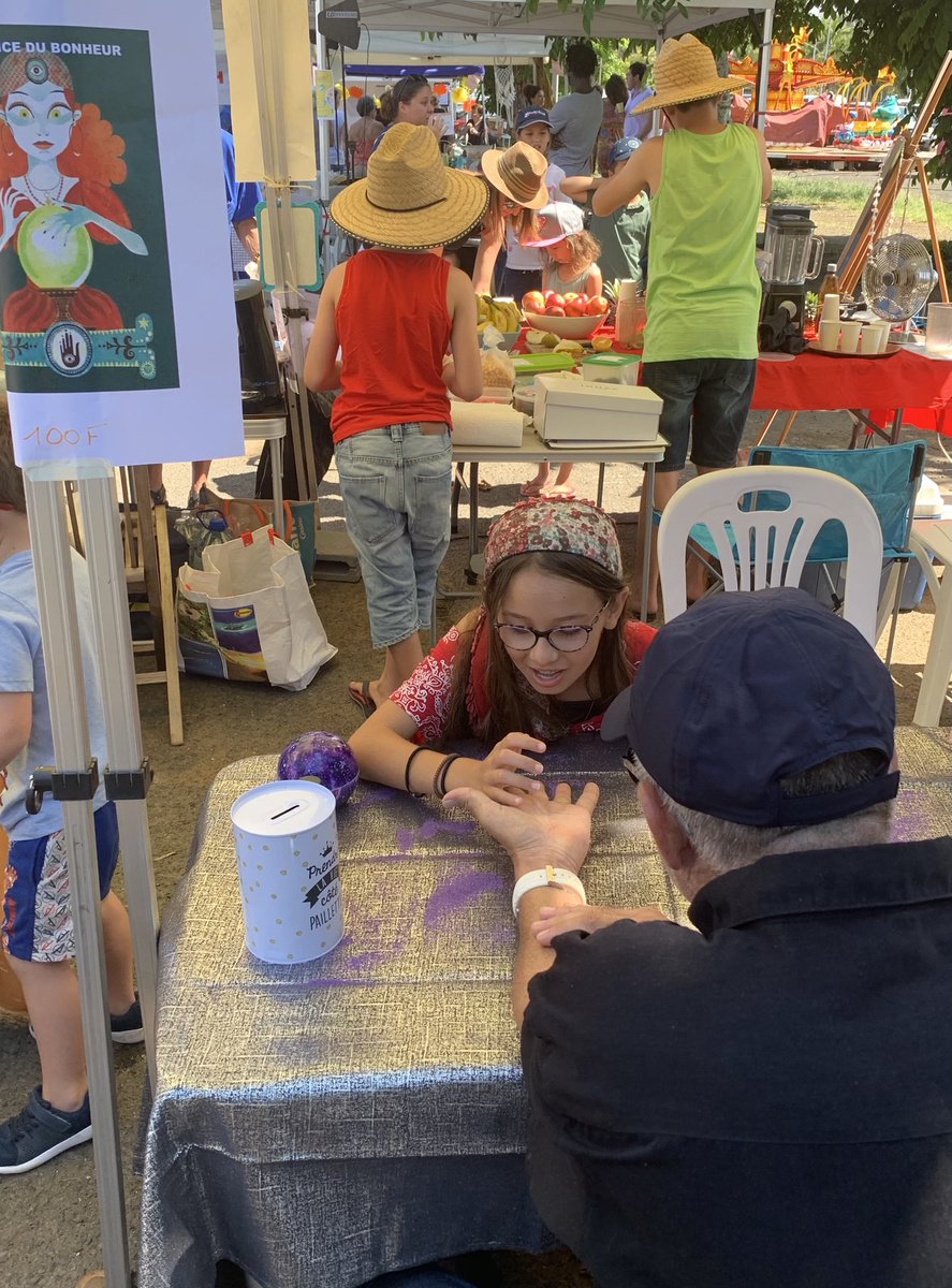 PreprepaNc's tweet photo. Bravo aux petits entrepreneurs. Des jeunes dynamiques et qui promettent. Tout est bien pensé: de très beaux stands, de la com, des idées , de la volonté . Félicitations. De futurs écoles de commerce et de talents calédoniens. Bravo à la #ccinc #egcnc, aux étudiants de l’EGC https://t.co/Xr5INXt7Mb
