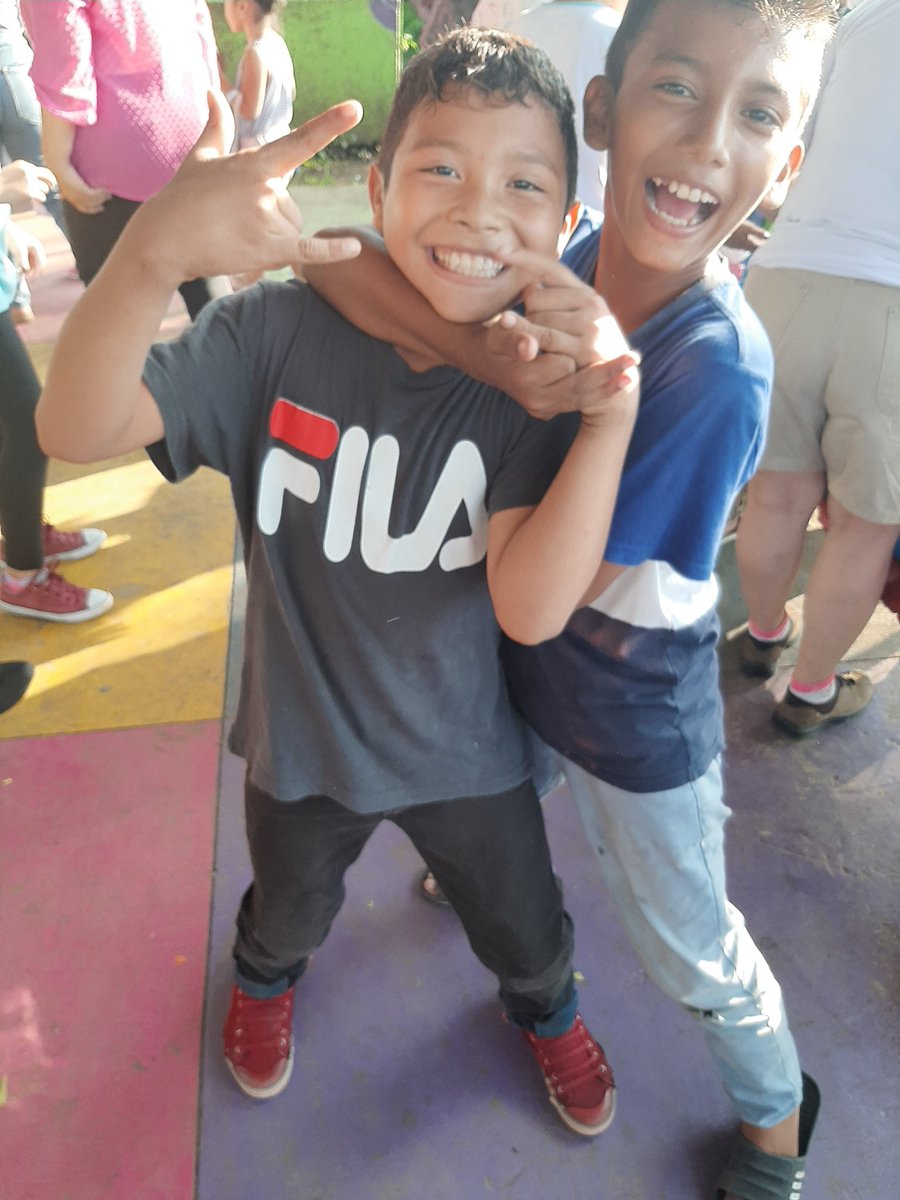 En una actividad de los.mimados de esta revolucion quienes  comparten una tarde con nuestros hermanos del.minsa.