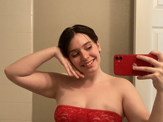 I&rsquo;m going live on Streamate in 1 hour! Join me for some sexy shenanigans and tell me about your day!  Check