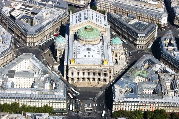 pn_57's tweet photo. Aerial photos of the #GarnierPalace #PalaisGarnier or #GarnierOpera #OpéraGarnier in #Paris, built from 1861-1875 https://t.co/4l8CpKUE1F