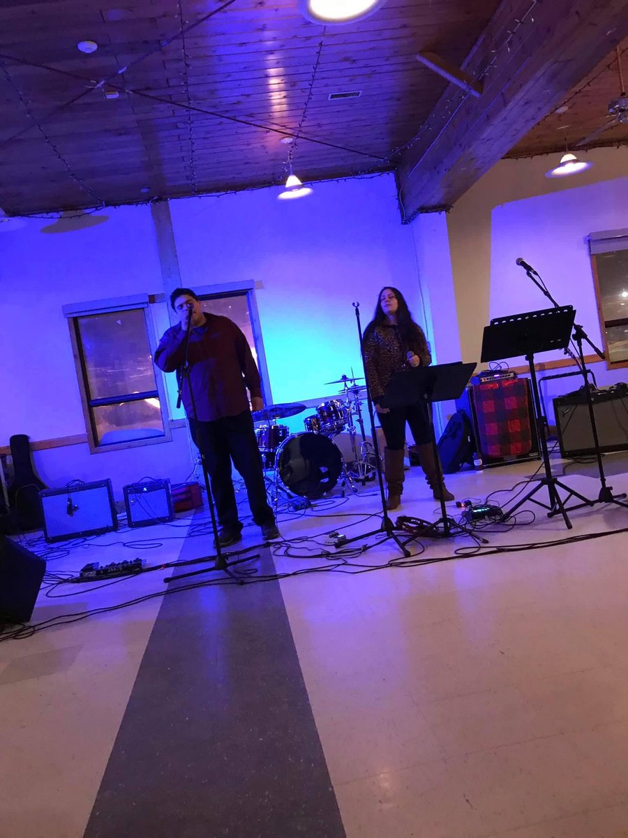jammin4jacketss's tweet photo. When @bolabeats came through he didn’t forget to include @vikkibrake 💪 they performed Bola’s song “Growing Strong” which featured Vikki’s beautiful singing!! #nonprofitcanada #canadawinters #endhomelessness #jamminforjackets #manitobamusic #manitobahiphop https://t.co/JF4IL2rhYL