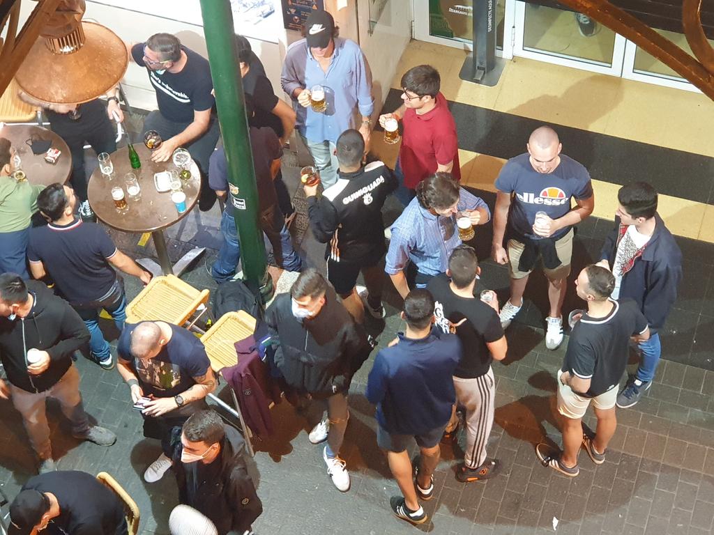 Hartadetodo9's tweet photo. @PoliciaLPA  ahora mismo en El  @mercadopuerto son mascaras, de pie sin mesas y sin distancia social , con dos cojones https://t.co/iIG7Wb4kvZ