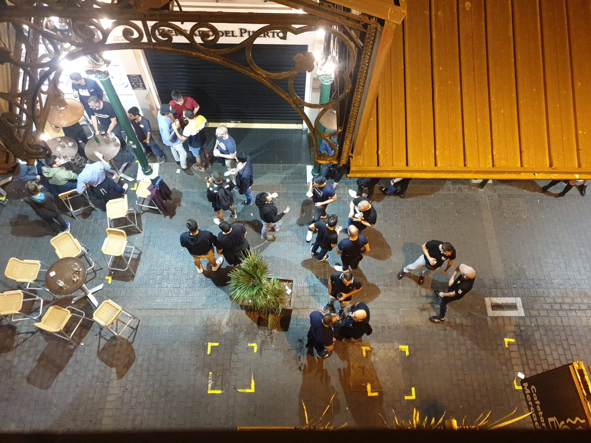 Hartadetodo9's tweet photo. @PoliciaLPA  ahora mismo en El  @mercadopuerto son mascaras, de pie sin mesas y sin distancia social , con dos cojones https://t.co/iIG7Wb4kvZ